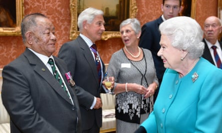 La reina Isabel con Rambahadur Limbu (izquierda) en una recepción para los receptores vivos de las medallas Victoria y George Cross en 2018.