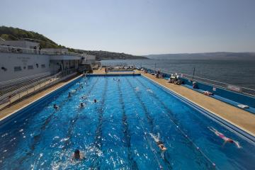 piscina al aire libre en el Reino Unido con vistas al mar que sería