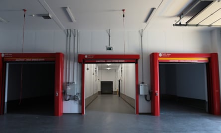 El edificio fue diseñado para permitir la inspección de mercancías en las áreas de cuarentena de las esclusas de aire.