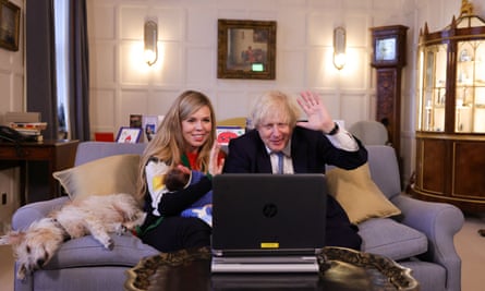 Boris y Carrie Johnson con su hija, Romy, haciendo una videollamada a Checkers.
