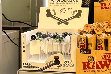 Compradores atónitos después de encontrar pipas de crack a la venta en la oficina de correos