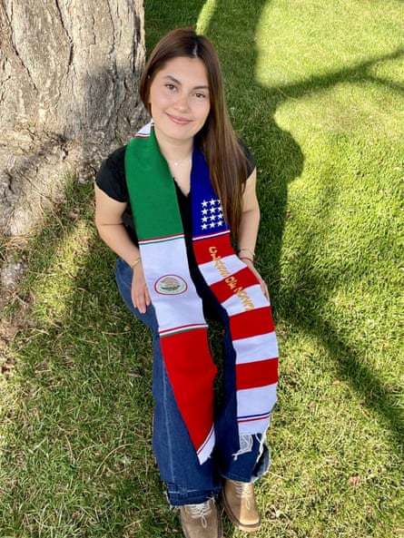 Naomi Peña Villasano posa con su pañuelo con la bandera de México y Estados Unidos.