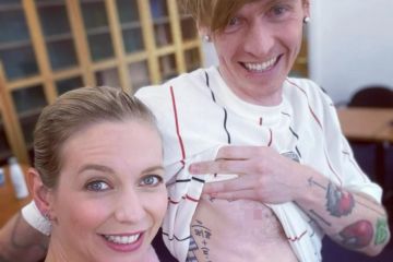 Los fanáticos de Rachel Riley hacen una broma grosera mientras posa con un hombre tirando de su blusa