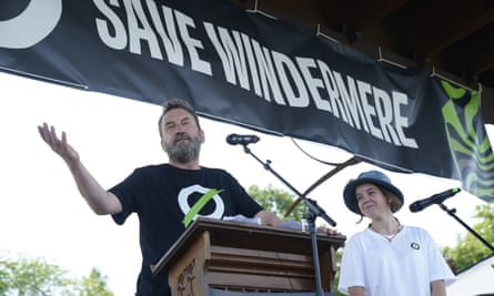 Lee Mack y su hija Millie en una campaña Save Windermere: detengan la campaña de alcantarillado