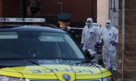 Oficiales forenses en una propiedad en James Street en Ballymena el domingo durante la búsqueda de Chloe Mitchell