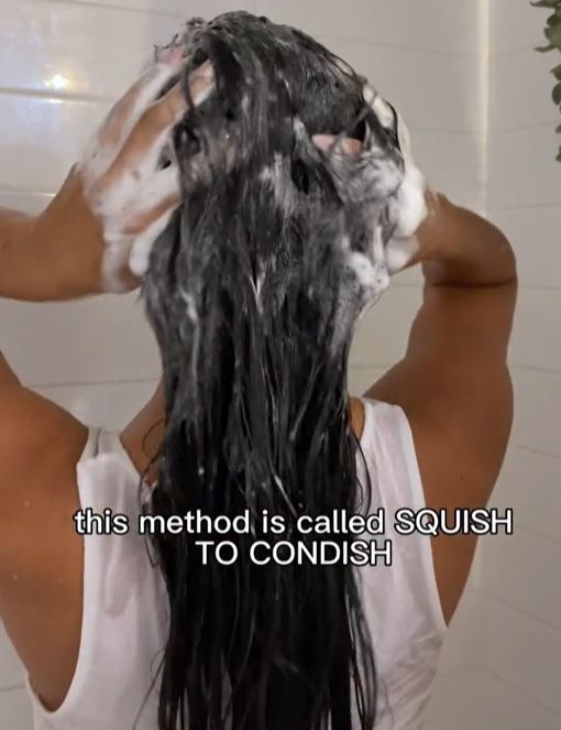 Comenzó lavándose el cabello y enjuagándolo, dejando que se escurriera el exceso de agua.