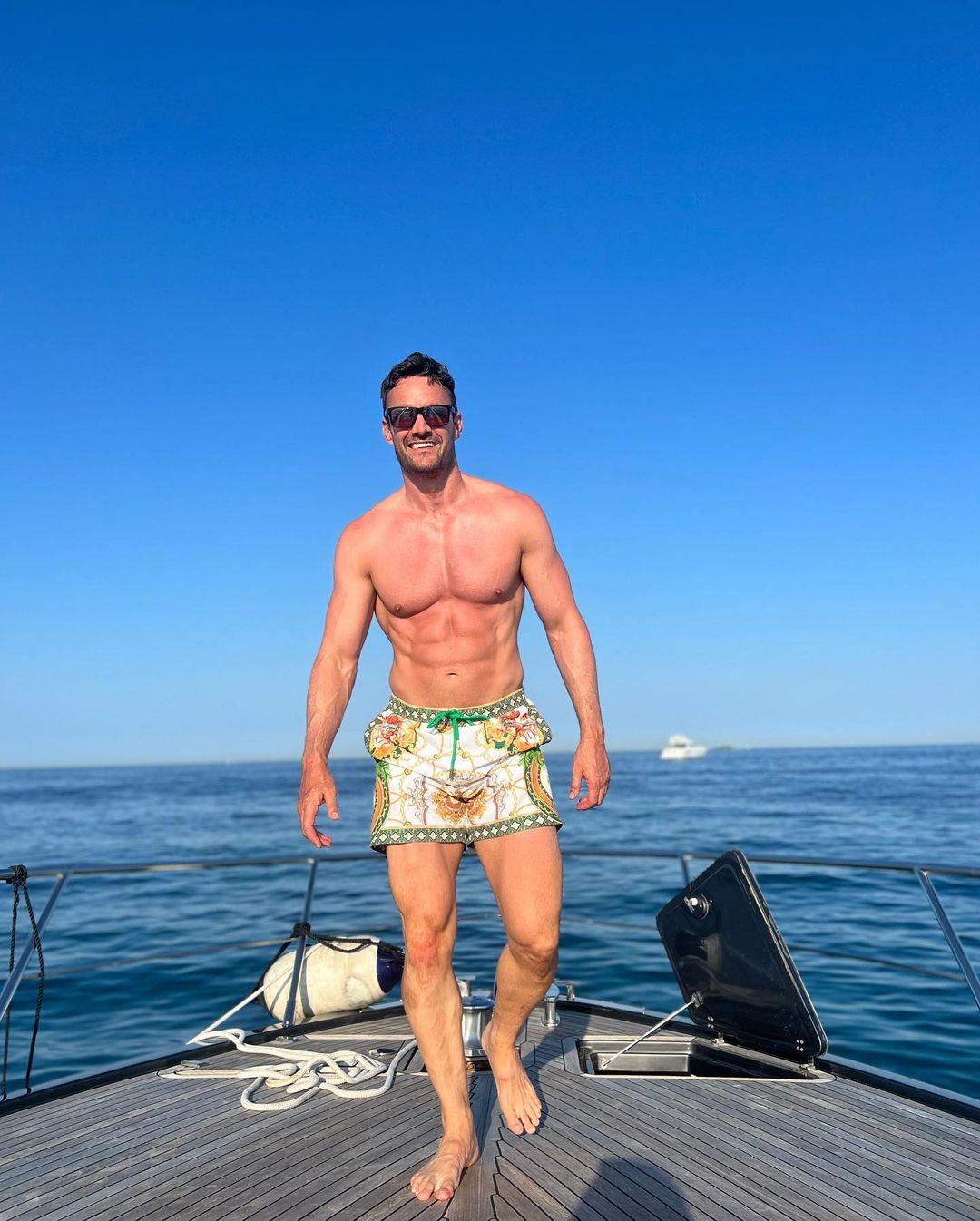 Thom hizo alarde de la escapada de sus sueños al posar en un yate