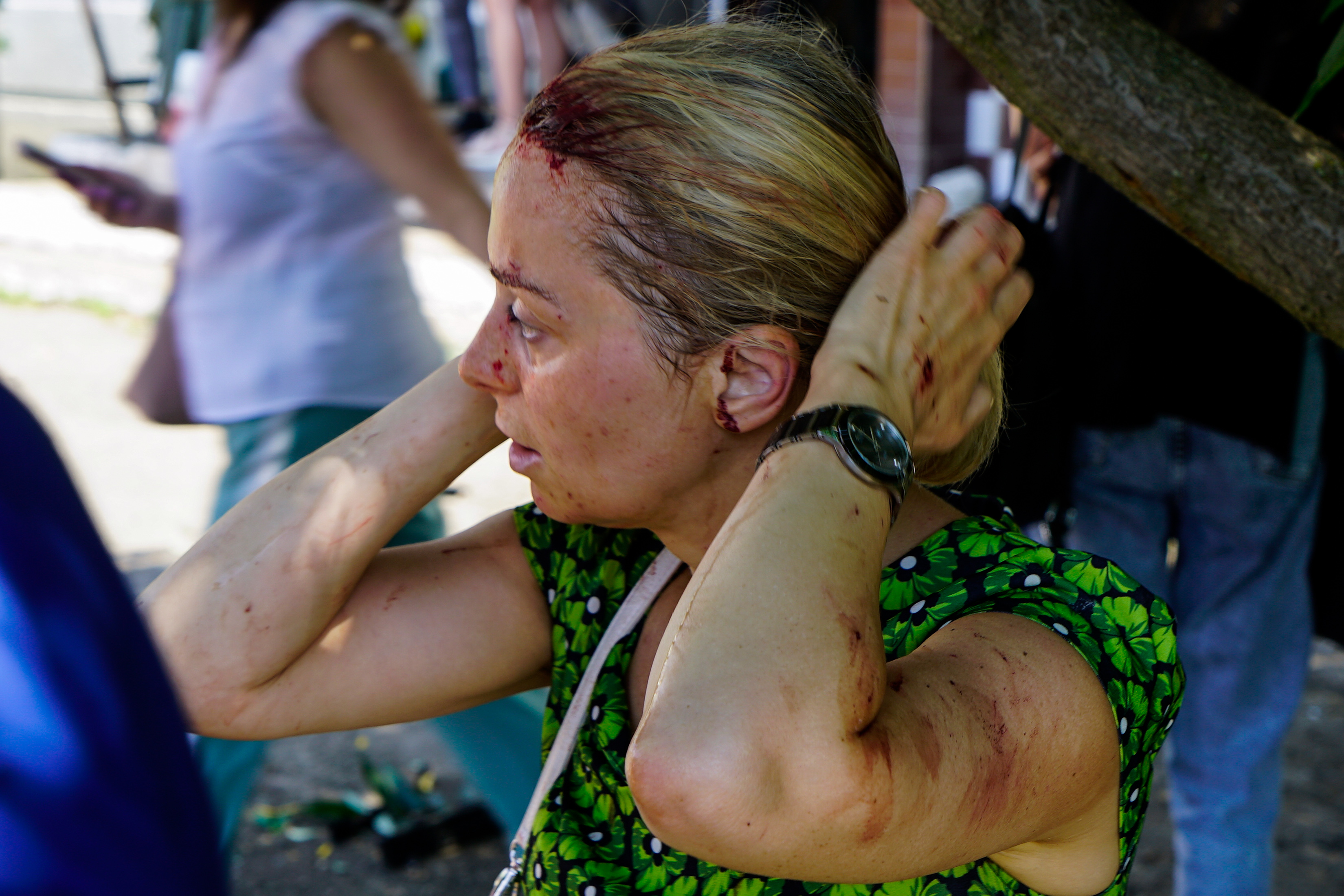 Trabajadores de rescate y residentes rescatando a civiles afectados por la huelga