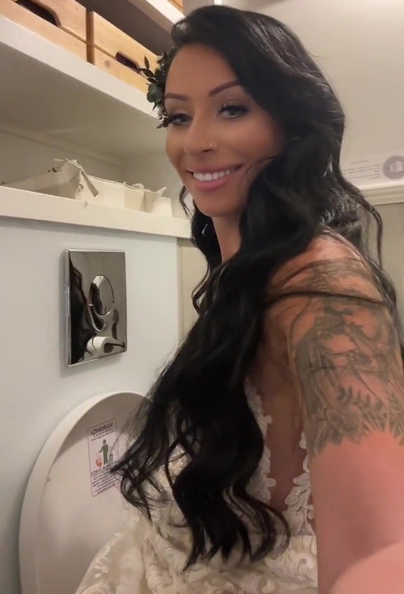 Y sonrió al escuchar la orina corriendo por el inodoro.