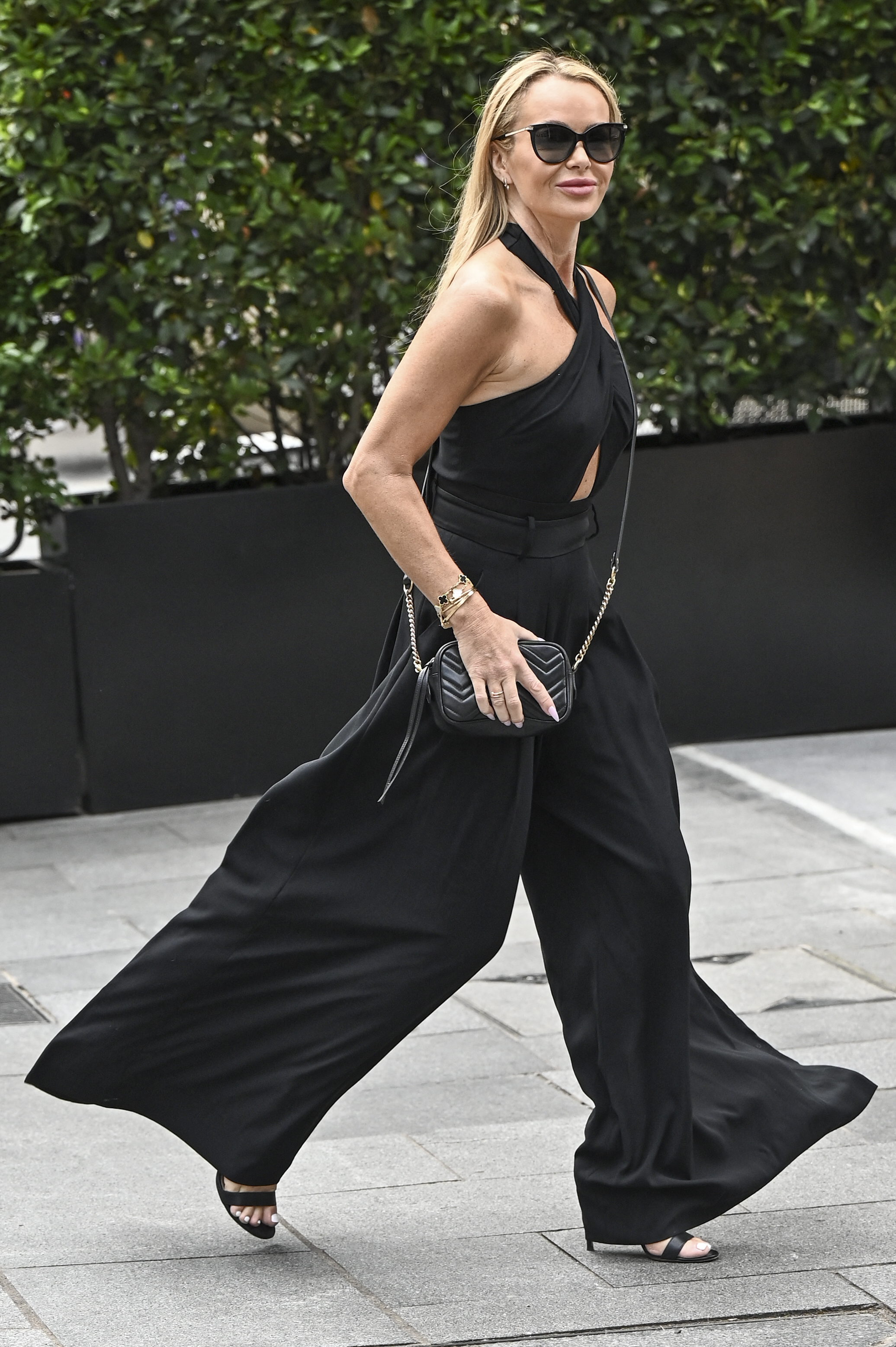 La estrella agregó accesorios negros clásicos para completar su look elegante.