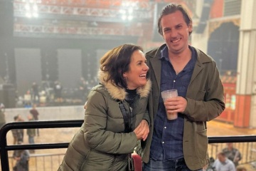 Averigüe sobre el esposo de Nina Warhurst, Ted, y si tienen hijos