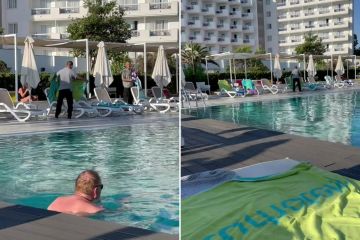 Momento en que el personal del hotel se venga de los recolectores de camas de bronceado cuando el trabajador arrebata las toallas