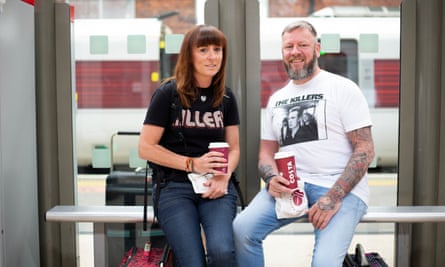 Pamela Thomas y Steve Phoenix en la estación de Darlington