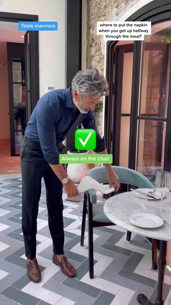 Siempre pon tu toalla en la silla, son buenos modales, dice.