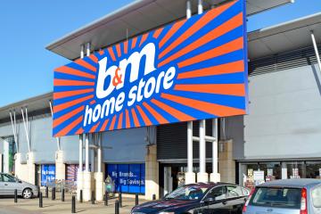 Los compradores de B&M se apresuran a escanear las compras elegantes al momento de pagar por £ 1 en lugar de £ 20
