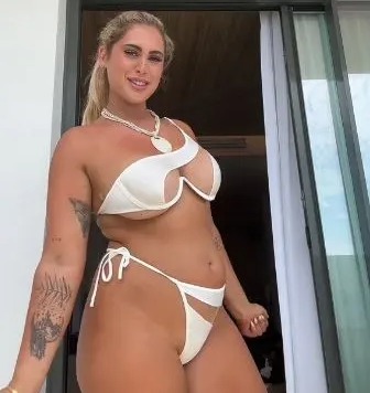 A Ariella le encanta presumir su figura y le dice a sus haters que se vayan a la mierda