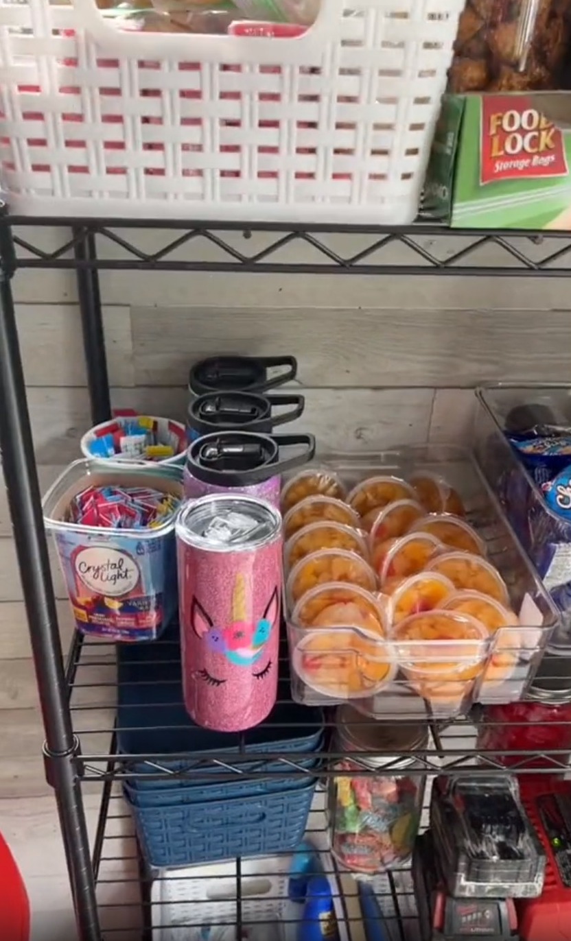 Sabiendo lo caóticos que pueden ser los meses de verano con todos los niños en casa, ideó un plan estricto para las comidas.