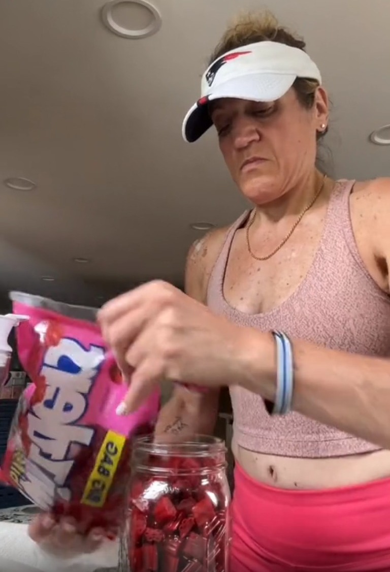 Además de crear cajas de refrigerios para los niños, también dejó botes de dulces y toallas limpias para la piscina para las fiestas.