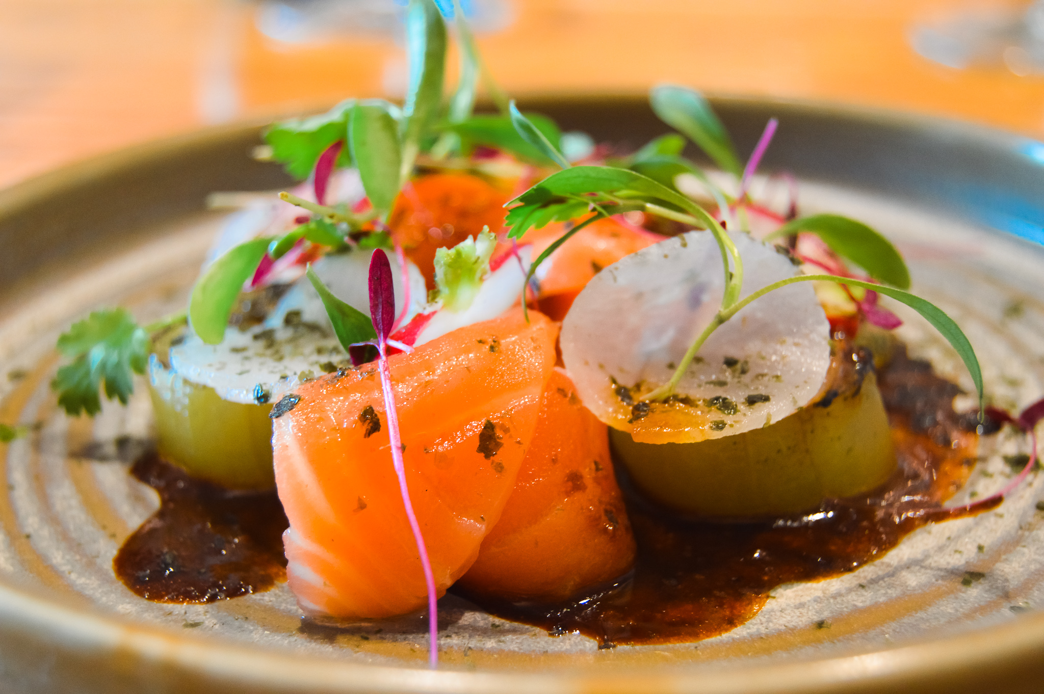 El restaurante es encantador y la comida es increíble.