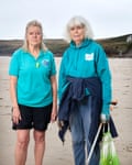 Vickie Toland, a la izquierda, y Kathy Alford, miembros del Grupo de Conservación Marina de Polzeath.