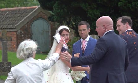 La seguridad interviene para arrestar a la mujer que continúa vaciando una bolsa de confeti naranja de una bolsa Union Jack sobre el ex canciller.