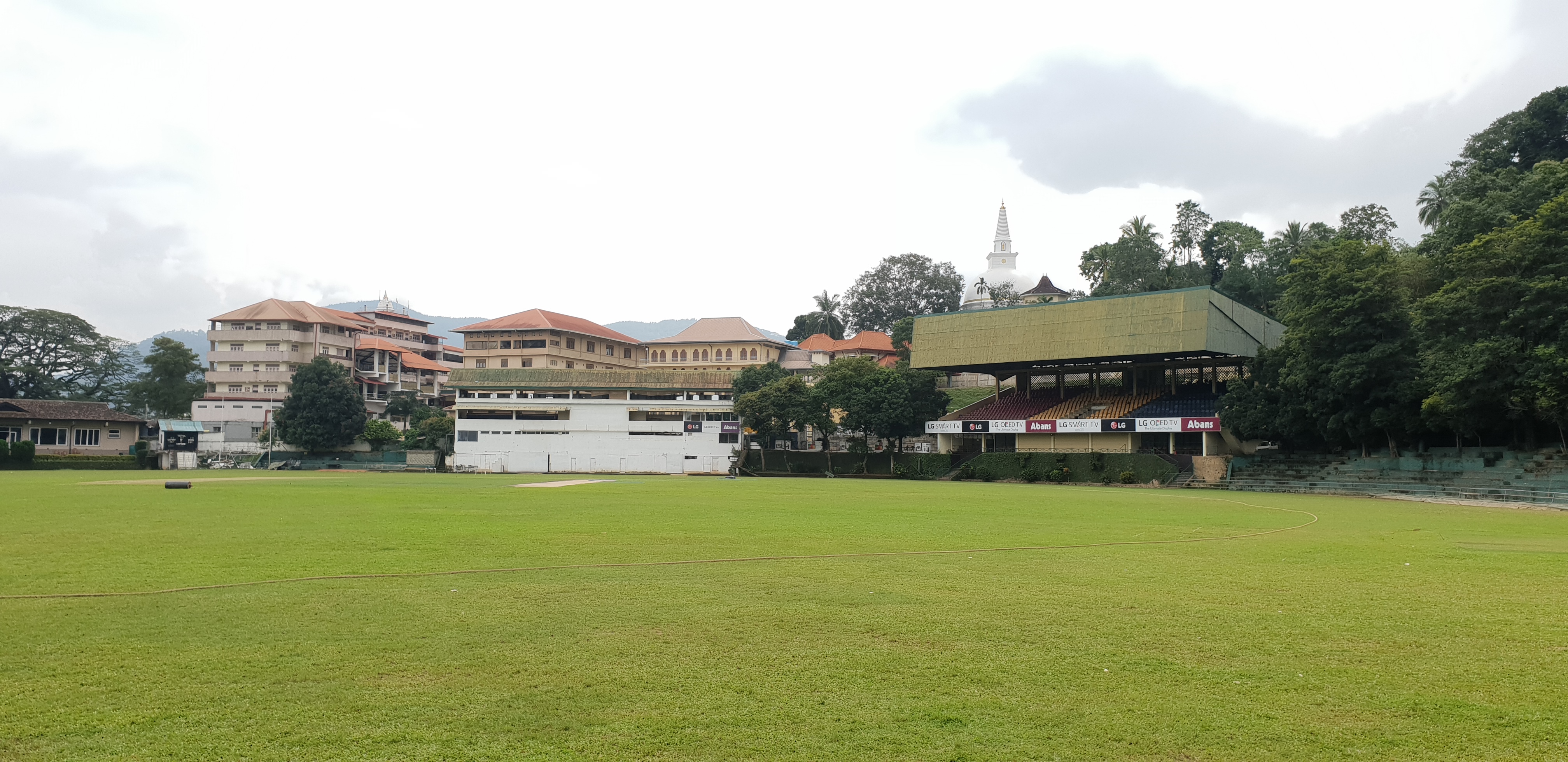 La tribuna principal y los vestuarios todavía están en su lugar hoy para los juegos escolares locales.