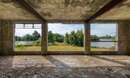Vista interior a través de grandes ventanales de la oficina de vigilancia de la RAF Ibsley, Hampshire