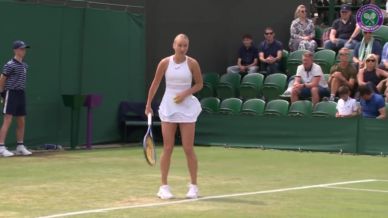 La advertencia no ayudó demasiado a Potapova, ya que perdió en dos sets.