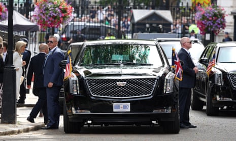 La caravana del presidente estadounidense Joe Biden llega al número 10 de Downing Street.