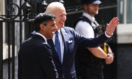 Joe Biden y Rishi Sunak afuera de la puerta del número 10 de Downing Street.