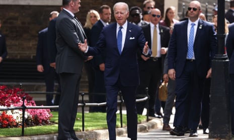 Biden abrió los brazos mientras caminaba hacia Rishi Sunak en Downing Street.