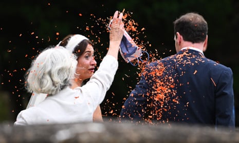 Una mujer arroja confeti al ex canciller George Osborne y su esposa Thea Rogers después de su boda en la iglesia de St Mary en Bruton, Somerset, el sábado.