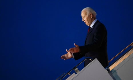 Joe Biden se bajó del Air Force One en el aeropuerto de Stansted anoche.
