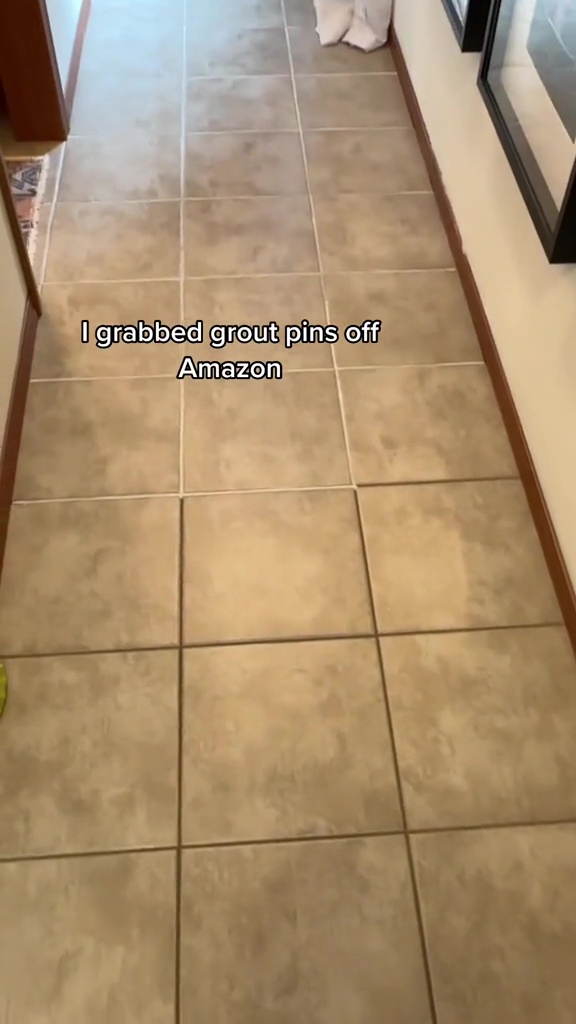 Así que decidí darles un cambio de imagen: primero usé bolígrafos para lechada para cubrir la lechada sucia