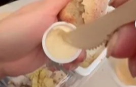 Te comiste mal la comida del avión: la manera correcta hace que sea mucho más agradable