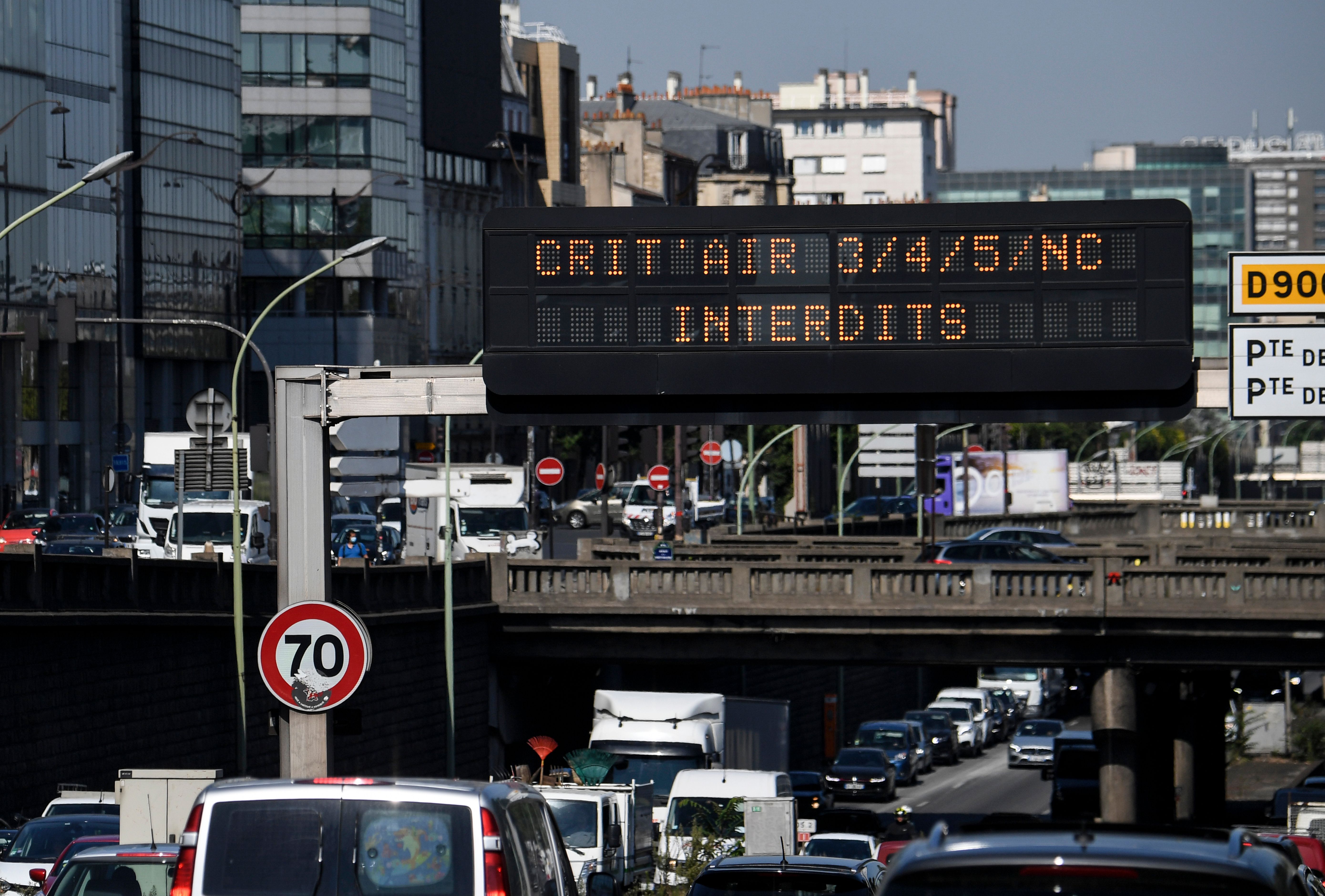 Se advierte a los automovilistas al entrar en París que preparen su pegatina Crit'Air