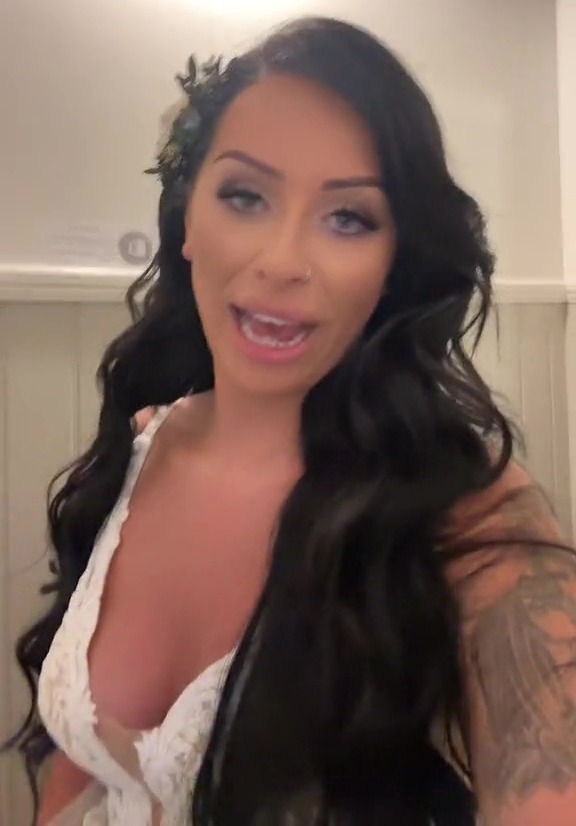 La influencer Eden Harvey-Hulme ha sido criticada por "sobre compartir" después de publicar un video que muestra cómo logró orinar el día de su boda