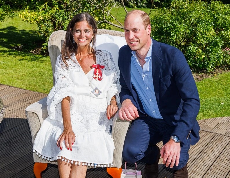 Hoy se lanzó un nuevo sencillo benéfico grabado en honor a Lady of the Sun Deborah James, en la foto con el Príncipe William.