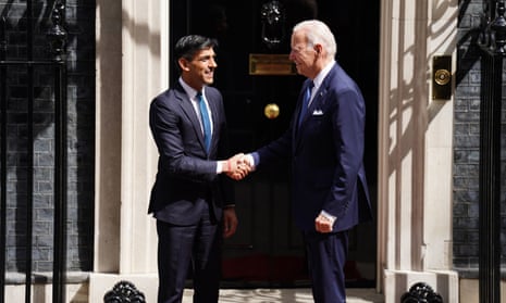 El primer ministro Rishi Sunak saluda al presidente estadounidense Joe Biden frente al número 10 de Downing Street.