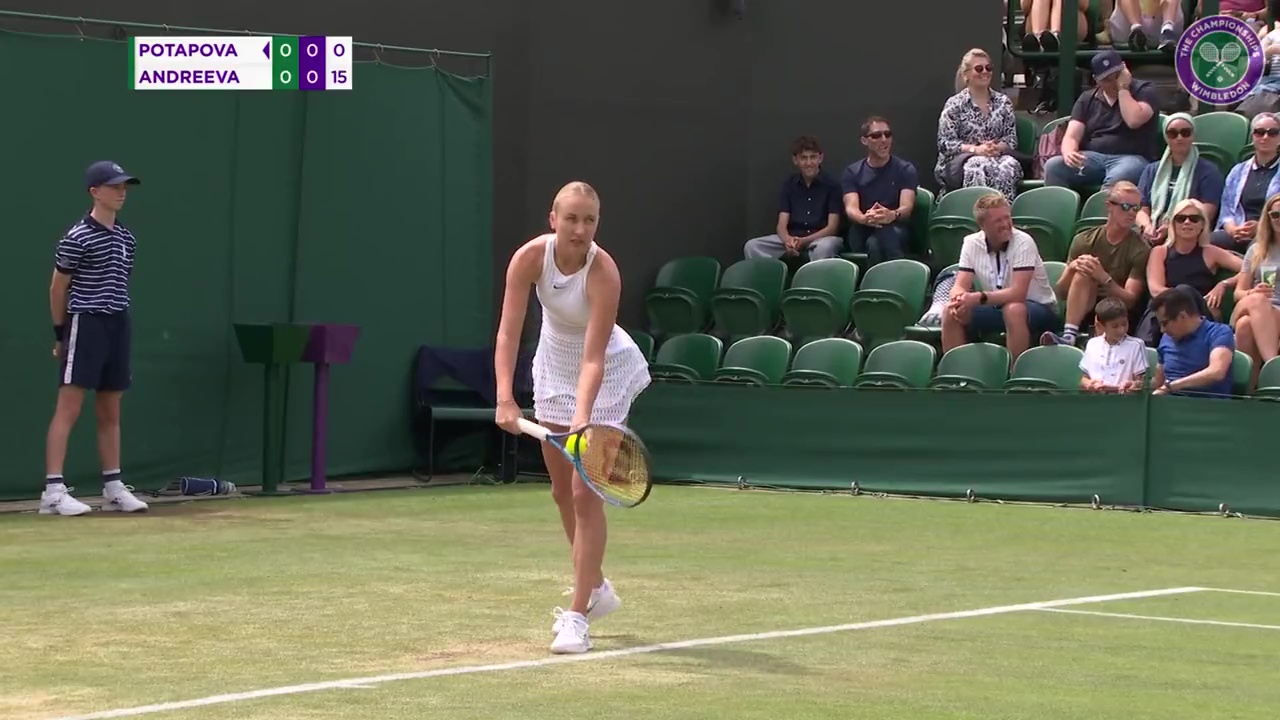 Anastasia Potapova estaba a punto de servir contra Mirra Andreeva cuando el árbitro John Blom intervino con una alerta de champán.
