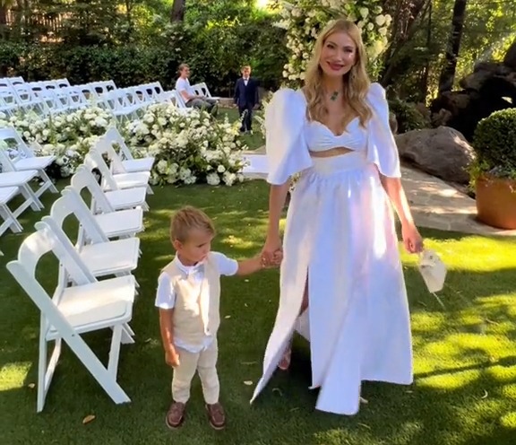 La invitada de boda Lana llevó un vestido blanco a la ceremonia