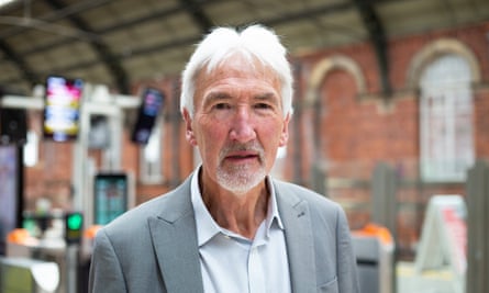 Adrian Bennett de Gales del Sur en la estación de Darlington