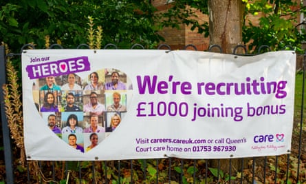 Banner reclutando asistentes de atención médica.