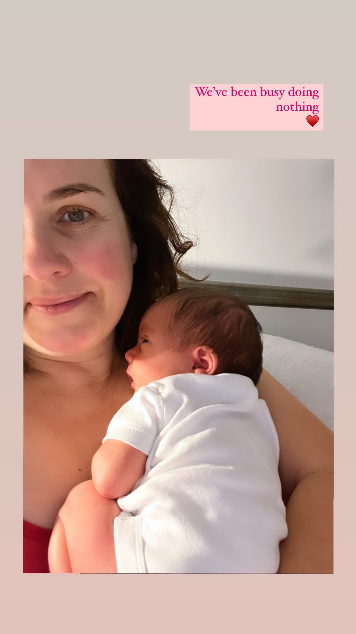 Nina Warhurst compartió una mirada a su bebé