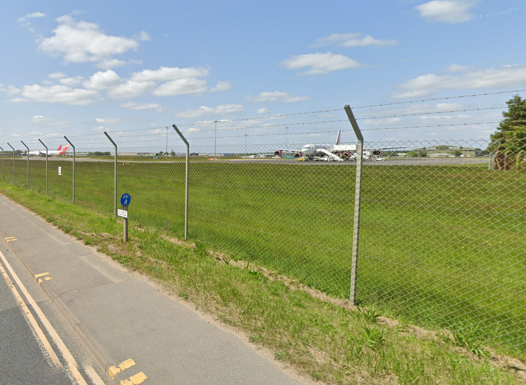 El accidente ocurrió en Parley Lane, cerca del aeropuerto de Bournemouth.