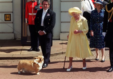 La Reina Madre con su mascota corgi y el mayordomo William Tallon 'backstairs Billy' en su 99 cumpleaños.